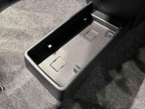 ティッシュ箱もぴったり収まるセンターフロアトレイ