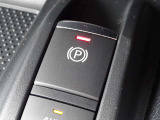 【電動パーキングブレーキスイッチ】オートホールドをONにすると、ブレーキを踏んで停車したときにペダルから足を離しても停車状態を維持!オートホールドをOFFにすることで手動解除のサイドブレーキに!