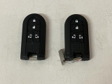 電子カードキーを携帯していれば、ドアハンドルやバックドアのリクエストスィッチを押すだけでドアの施錠、開錠が行えます。電子カードキーがないとエンジンが始動しない、盗難防止に役立つイモビライザー機能付
