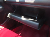 【グローブボックス】車検証入れやボックスティッシュの収納に便利です。