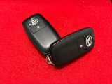 電子カードキーを携帯していれば、リクエストスイッチを押すだけでドアの施錠と解除が行えます。しかも盗難防止に役立つイモビライザー機能付きです。