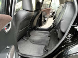 リアシートの座面が跳ね上がります。ホンダウルトラシートです