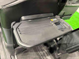 飲み物や食べ物を気軽に置ける格納式シートバックテーブルを、運転席と助手席の背もたれにご用意。車内の休憩も快適です!