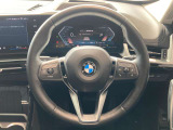 操作性に優れたステアリングは、BMWの走りを支える大事な部品です。オーディオやハンズフリー通話、クルーズコントロール関連の操作もこちらに集約されています。