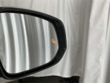 隣車線を走る車両をレーダーで検知し、ドアミラーでは確認しにくい後側方エリアに存在する車両に加え、急接近してくる車両も検知します。車両を検知するとドアミラーに搭載されたLEDインジケーターが点灯します。