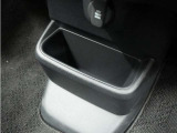 ◆センターロアボックス◆インパネ中央の下部には、ごみ箱としても使用する事ができるセンターロアボックスを装備しております。