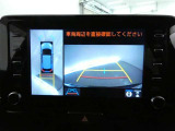 【パノラミックビュー】・・・車両の前後左右に搭載した4つのカメラにより、クルマを真上から見ているような映像を表示。運転席から確認しにくい車両周囲の状況を把握できます。