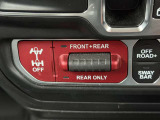電子制御式フロントスウェイバーディスコネクト システムはルビコンのみの装備です。