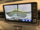 リバースギアに入れるだけで後方の表示へ切り替わります。夜間や雨の日の駐車も楽になりますよ。