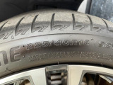 純正18インチアルミホイール。フロントは225/40R18