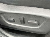 お好みのポジションが簡単に見つかる。運転席パワーシート