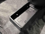 ティッシュ箱もぴったり収まるセンターフロアトレイ