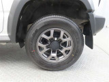 車両のデザインにマッチした純正アルミホイールを装着しています。