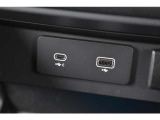USBとタイプCのポートをセンターコンソール下部に搭載。