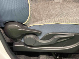 運転手の体格に合わせて運転席の座面の高さ調整ができるシートリフターが付いてます