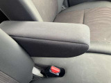 フロントシートにはセンターアームレスト付き、長時間の運転で疲れた腕を乗せてください。