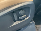 電動パワーシートですので運転中のシート調節も安全に行えます。微調整も可能ですのであなただけのドライビングポジションを実現します。