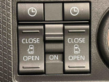 両側パワースライドドアウェルカムオープン機能 降車時にスイッチで予約しておけば、乗車時に電子カードキーを持ってクルマに近づくだけでパワースライドドアが自動でオープン♪