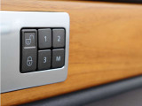 ドライバーごとの好みのポジションを記憶できるシートメモリーを装備。