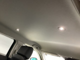 【静電タッチ式LEDルームランプ】ランプ周辺に触れるだけで簡単に点灯が可能です。