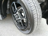 洗練されたデザインで車体と美しく調和したアルミホイル。サイズは155/65R14
