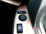 電動格納式ミラーなので、対向車などとのすれ違い時にも便利です。また、ドアロック連動で自動格納します。