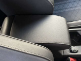 フロントアームレストで街乗りからロングドライブまで快適な運転を。