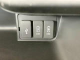 【USBポート】充電や音楽再生に対応。長距離移動時にも役立ちます。※機種により対応しない場合があります。
