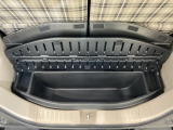 「N-BOX JOY」のトランク(荷室)は、後部座席を最大限にスライドすることで、ゆとりあるスペースを確保することができます。?開口部手前には、床下にも収納スペースがあります。