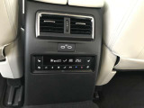 リアベンチレーション採用USBはタイプCとなります。後席のエアコンの操作も可能です。