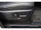 パワーシート搭載。微妙な調整が手軽にでき、ピッタリのポジションで運転することが可能です。