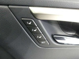 運転席のシートポジションを記憶・再現できるメモリー機能を搭載しています。
