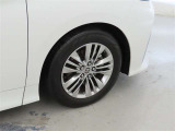 装着タイヤサイズは、225/60R18です。純正アルミホイールを装着しております。