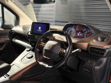 スッキリとまとめられた運転席周りで、運転を楽しくさせる内装です。まさにcockpitです!
