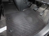 内装工程では、中古車を気持ちよくお乗りいただけるよう清掃しております。