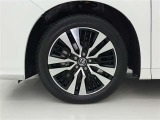 アルミホイールが車の雰囲気を引き立てますね!