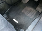 純正フロアカーペット付きです。社外品とは違い、マットのズレも少なく安全に運転できます。