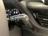 方向指示器レバーの尖端にアダプティブハイビームシステムスイッチが付いています。