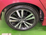 純正アルミホイールです。足元が引き立つので、車全体のイメージがアップしますよ!