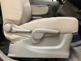 運転席はシートリフター付きで運転しやすいポジションを設定できます♪