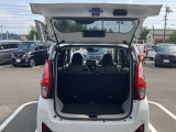 バックドアは大きく開きます。定員乗車時でも十分広いラゲッジスペースを確保しています