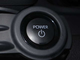 《エンジン始動パワースイッチ》エンジン起動はブレーキを踏みながらパワースイッチを押すだけです。カバンやポケットに携帯していればスマートキーを取り出す必要もないので便利ですね!