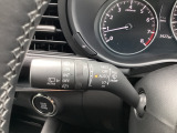 レバーをAUTOの位置にしているとき、レインセンサーが雨を感知すると、雨量に応じてワイパーが自動で作動してくれるオートワイパーを装備!設定変更で非作動にすると、間欠作動に固定されます。