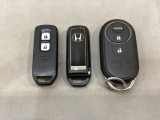 スマートキーを装備しています。鍵を差し込むことなくドアロックの開け閉めと、スタートボタン操作でのエンジンスタートができます。加えて、純正リモコンエンジンスターター用の操作キーもついています。