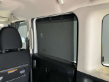 ロール式シェードが出てきます!車内の温度を安定して保てます♪強い日差しもシャツトダウンしてくれます☆