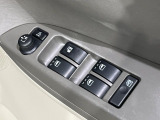 【電動格納ミラー】サイドミラーは電動格納式となっており、狭い駐車場でもキズがつくリスクを抑えられます。