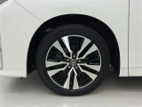 純正アルミホイールが車の雰囲気を引き立てますね!