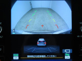 ■リヤビューカメラの映像です。ステアリング連動ガイドラインが、後退時の予想進路を表示し、運転のサポートを致します。