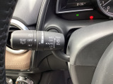 レバーをAUTOの位置にしているとき、レインセンサーが雨を感知すると、雨量に応じてワイパーが自動で作動してくれるオートワイパーを装備!設定変更で非作動にすると、間欠作動に固定されます。