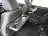 ◆シートバックテーブル◆フロントシートの背面に後席用のテーブルがついています。小物が置けて!カップホルダーもあります、ドライブ中や休憩時にも便利なテーブルです。